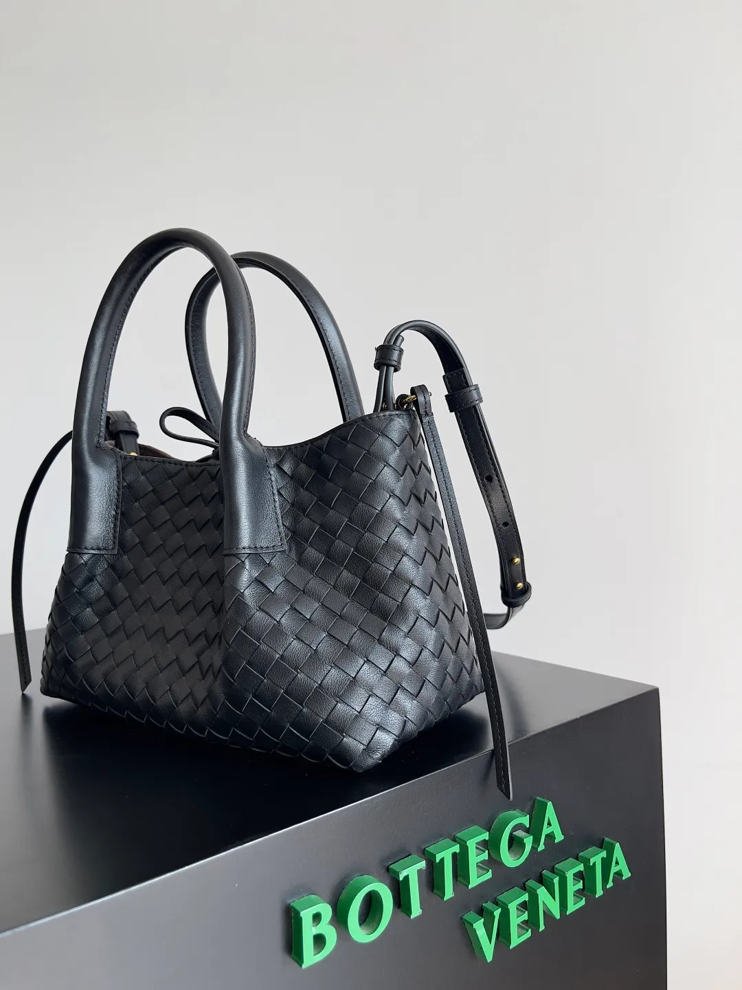 Batch 1660 BOTTEGA VENETA 2025 new product pinacoteca has super soft leather, and the weaving function, practicality and relaxed fashion sense have not fallen behind❤️‍🔥Amway has given sisters a must-have bag when going out. The size of the bag also accurately meets the commuting needs of urban beauties. It can accommodate mobile phones, keys, lipstick, powder, sunscreen, shopping bags...all of it! ! ! 🔥The capacity should not be underestimated~ It does not choose people, clothes, or occasions. With its majestic curved outline, exquisite woven texture, delicate edges and rounded handles, this woven vegetable basket bag truly achieves the goal of "dressing up and being fashionable without getting in the way"~ Are you interested in Jimei? Style number: 819004 Size: 24*15*12cm
